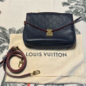 Louis Vuitton
Pochette Metis Monogram Empreinte Leather